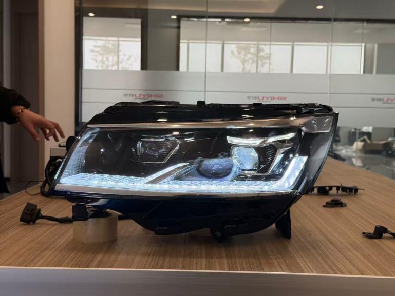 Preview: EXCLUSIVE VOLL LED Tagfahrlicht Scheinwerfer Set passend für VW T6.1 19+ schwarz mit Willkommensfunktion und dyn. Blinker