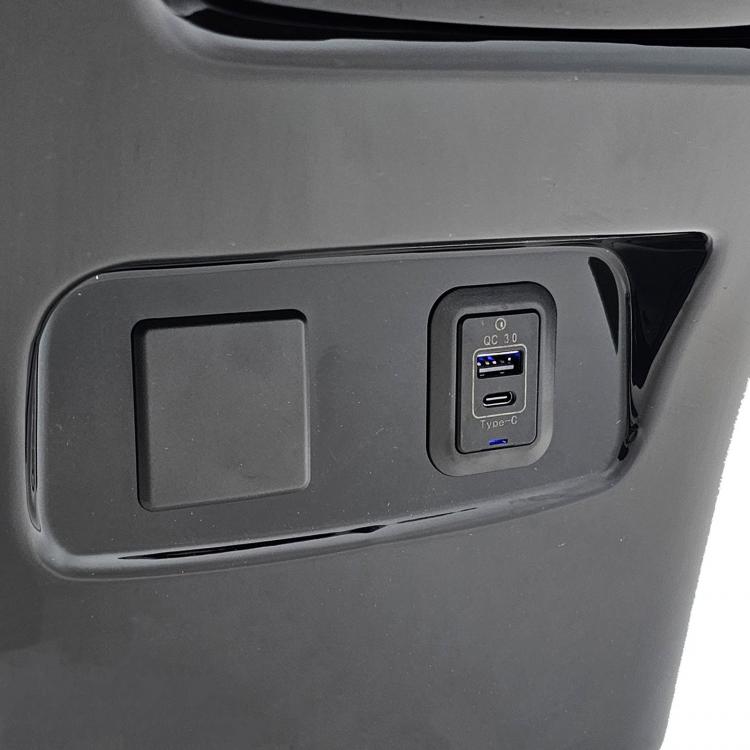 Upgrade Luxury Line Staufach Mittelkonsole Ablage passend für Mercedes Benz Vito W447 Automatik 14-23 mit LED Beleuchtung, USB, Kühlfunktion