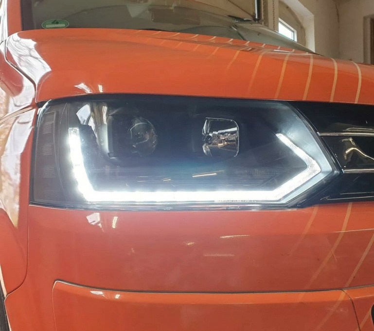 LED Tagfahrlicht Scheinwerfer für VW T5 GP (Facelift) 10-15 schwarz im T6 Design mit dynamischem LED Blinker