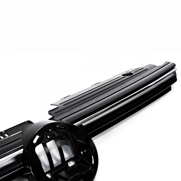 Preview: Upgrade Design Kühlergrill schwarz mit chrom Zierstreifen für VW Golf 8 R  2019+