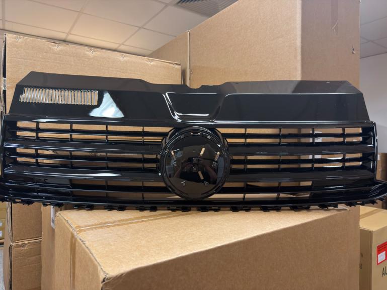Preview: B-Ware  Upgrade Design Sportgrill / Kühlergrill passend für Volkswagen T6 Transporter 15-19 Hochglanz-schwarz mit Emblemhalter