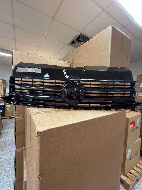 Preview: B-Ware  Upgrade Design Sportgrill / Kühlergrill passend für Volkswagen T6 Transporter 15-19 Hochglanz-schwarz mit Emblemhalter