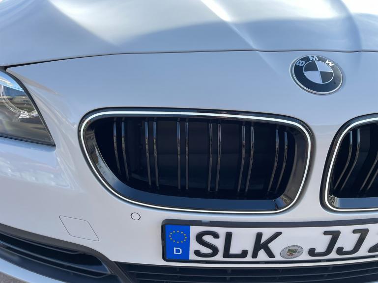 LumiFire Upgrade LED-Kühlergrill passend für BMW 5er F10 2010–2017 mit Doppellamellen in Schwarz glänzend