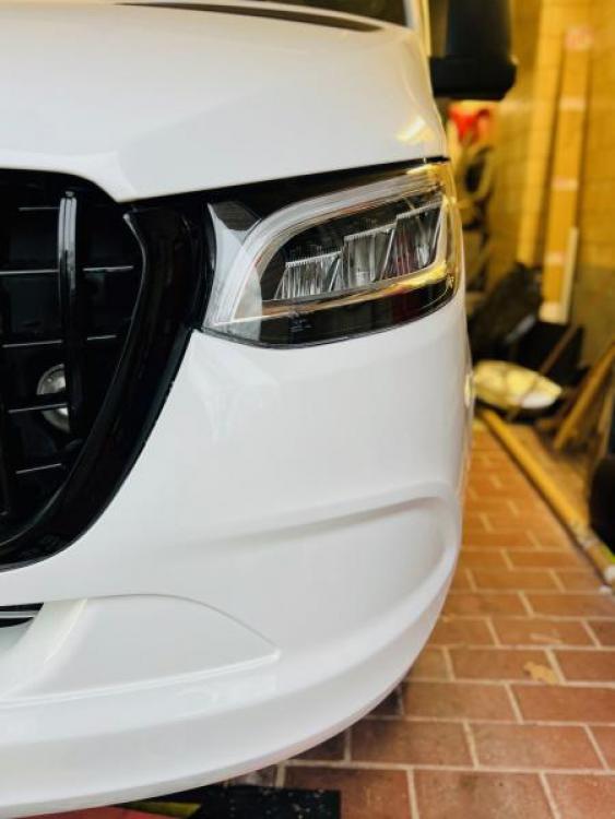 Paket - EXCLUSIVE VOLL LED Tagfahrlicht Scheinwerfer Set passend für Mercedes Benz Sprinter W907/W910 18+ schwarz/chrom +Upgrade Sportgrill / Kühlergrill passend für Mercedes-Benz Sprinter W907 /910 18-23 Hochglanz schwarz