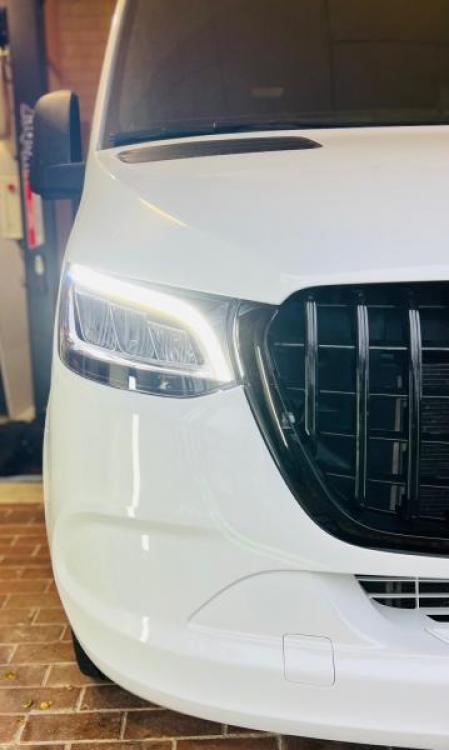 Preview: Paket - EXCLUSIVE VOLL LED Tagfahrlicht Scheinwerfer Set passend für Mercedes Benz Sprinter W907/W910 18+ schwarz/chrom +Upgrade Sportgrill / Kühlergrill passend für Mercedes-Benz Sprinter W907 /910 18-23 Hochglanz schwarz/chrom