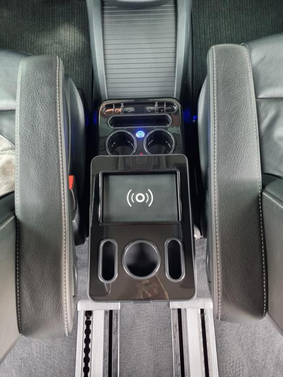 Black Edition Staufach Mittelkonsole Ablage für alle Mercedes Benz Vito / V-Klasse W447 14-23 mit LED Beleuchtung, USB und Induktions-Ladestation