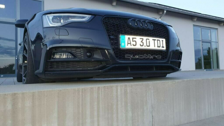 Upgrade Sportgrill / Kühlergrill für Audi A5 Facelift (8T3) 11-16 Hochglanz schwarz in Wabendesign