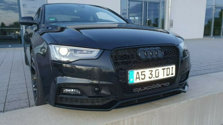 Upgrade Sportgrill / Kühlergrill für Audi A5 Facelift (8T3) 11-16 Hochglanz schwarz in Wabendesign