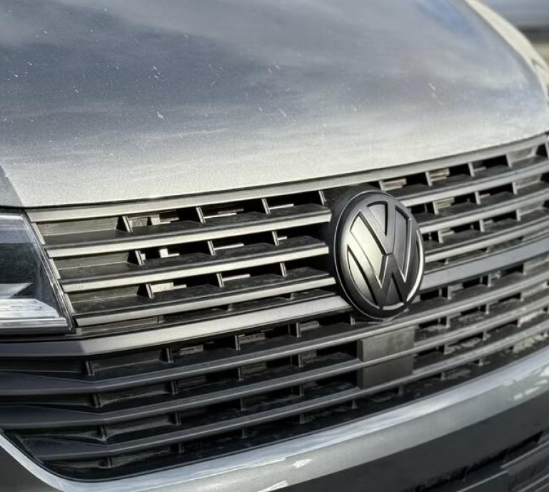 Upgrade Design Original VW Logo / Emblem Hinten für Volkswagen T5 10-15 / T6 15-19 und T6.1 ab 2019 Hochglanz schwarz