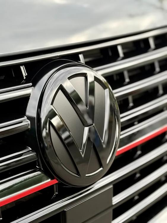 Upgrade Design Original VW Logo / Emblem Set (vorn+Hinten) für Volkswagen T6 15-19 und T6.1 ab 2019 Hochglanz schwarz