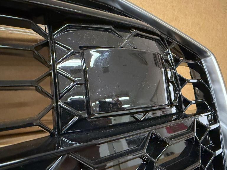 B-Ware  Upgrade Sportgrill / Kühlergrill für Audi A6 C8 4A 18-24 Hochglanz Schwarz / Matt Silber in Wabendesign