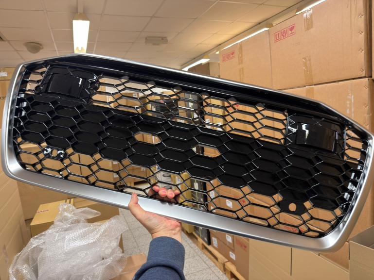 B-Ware  Upgrade Sportgrill / Kühlergrill für Audi A6 C8 4A 18-24 Hochglanz Schwarz / Matt Silber in Wabendesign