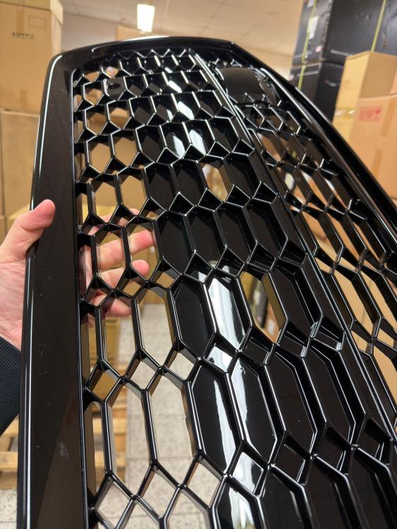 B-Ware  Upgrade Sportgrill / Kühlergrill für Audi A6 C8 4A 18-24 Hochglanz Schwarz in Wabendesign