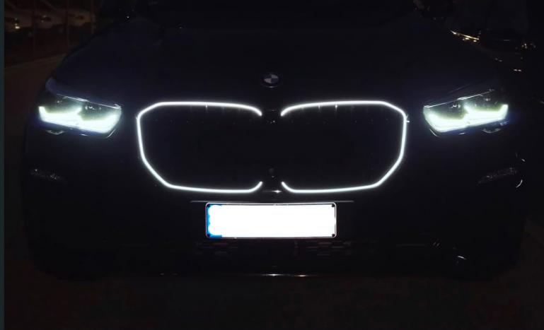 Preview: LumiFire Upgrade LED-Kühlergrill mit einer Lamelle in Schwarz glänzend passend für BMW X5 Serie G05 2019 +