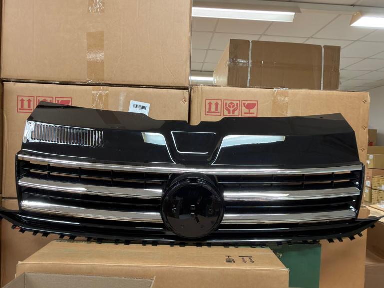 Preview: B-Ware  Upgrade Design Kühlergrill für Volkswagen T6 15-19 Hochglanz-schwarz mit Chromleiste und Emblemhalter