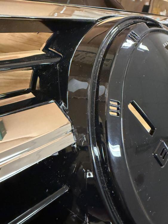 Preview: B-Ware  Upgrade Design Kühlergrill für Volkswagen T6 15-19 Hochglanz-schwarz mit Chromleiste und Emblemhalter