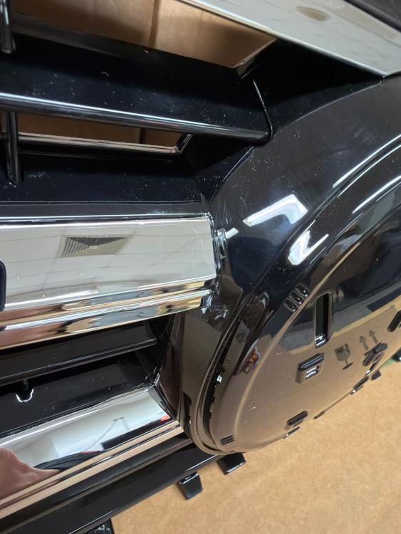 B-Ware  Upgrade Design Kühlergrill für Volkswagen T6 15-19 Hochglanz-schwarz mit Chromleiste und Emblemhalter