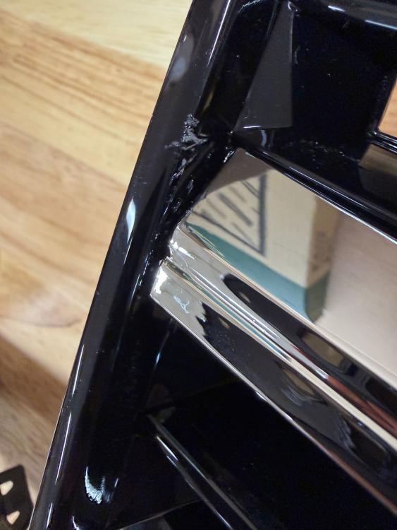 B-Ware  Upgrade Design Kühlergrill für Volkswagen T6 15-19 Hochglanz-schwarz mit Chromleiste und Emblemhalter