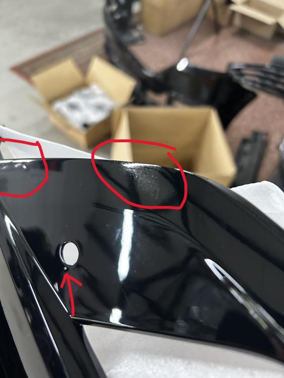 Preview: B-Ware  Upgrade Design Kühlergrill mit Logohalter + Stoßstangenblenden passend für Volkswagen T6.1 ab 2019 Hochglanz schwarz