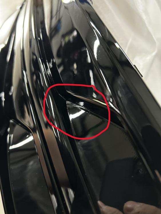 B-Ware  Upgrade Design Kühlergrill mit Logohalter + Stoßstangenblenden passend für Volkswagen T6.1 ab 2019 Hochglanz schwarz