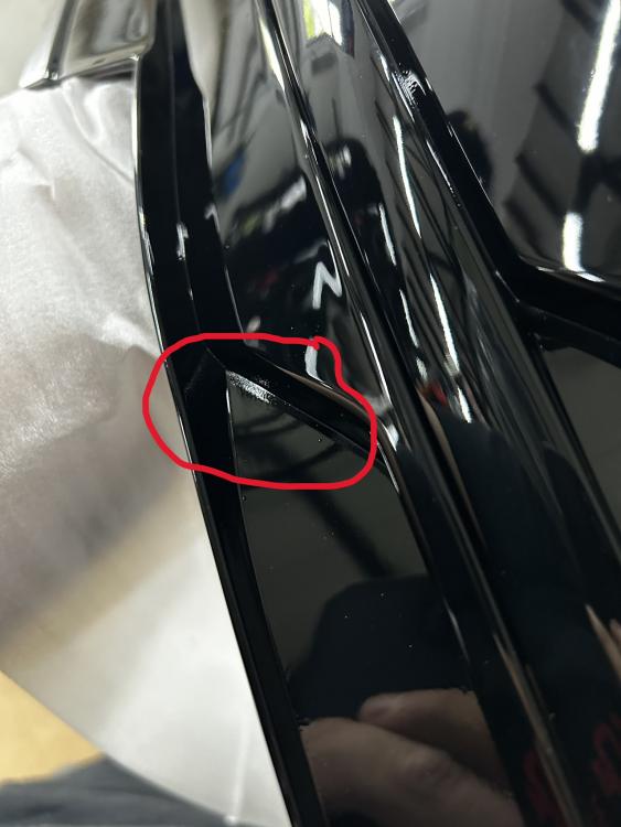 B-Ware  Upgrade Design Kühlergrill mit Logohalter + Stoßstangenblenden passend für Volkswagen T6.1 ab 2019 Hochglanz schwarz