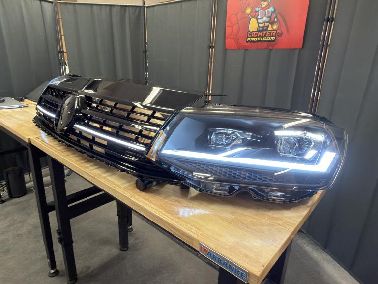 LumiFire Upgrade LED Kühlergrill Sportgrill passend für VW T6 15-19 Hochglanz-schwarz