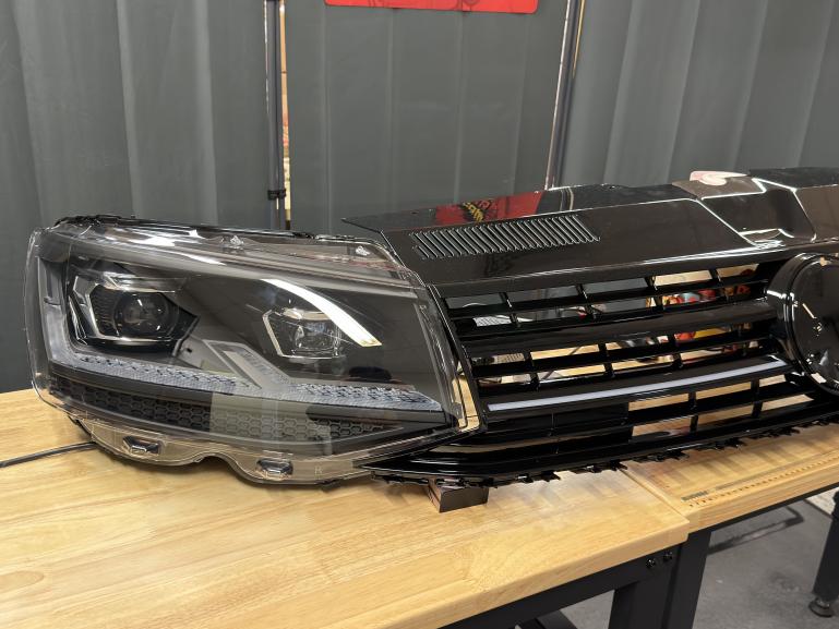 LumiFire Upgrade LED Kühlergrill Sportgrill passend für VW T6 15-19 Hochglanz-schwarz