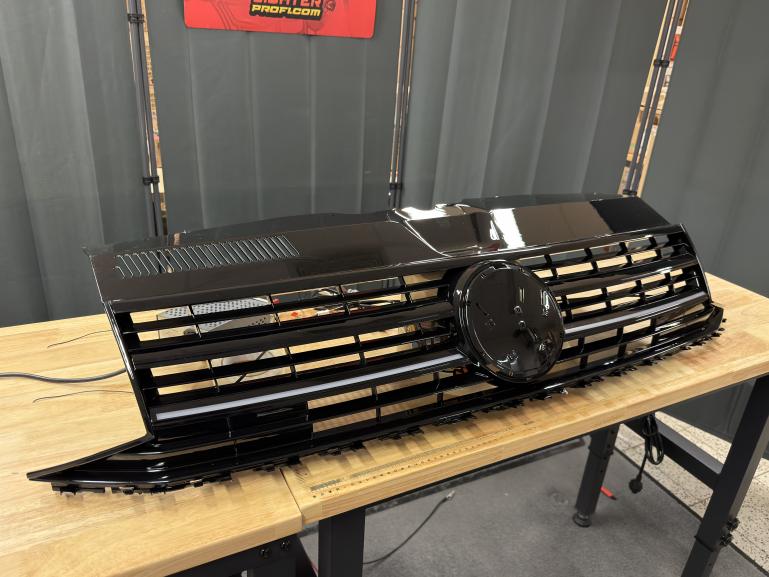 LumiFire Upgrade LED Kühlergrill Sportgrill passend für VW T6 15-19 Hochglanz-schwarz