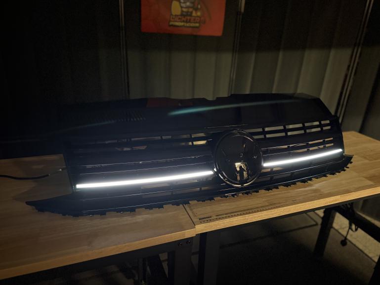 LumiFire Upgrade LED Kühlergrill Sportgrill passend für VW T6 15-19 Hochglanz-schwarz