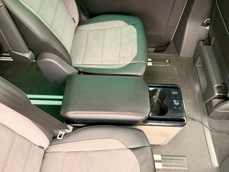 Upgrade+ "Freeze" Staufach Mittelkonsole Ablage für VW Crafter II  MAN TGE 2017+ mit Kühlfunktion, USB und Getränkehaltern + App Steuerung Grau