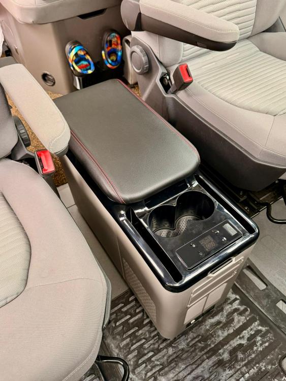 Upgrade+ "Freeze" Staufach Mittelkonsole Ablage für VW Crafter II  MAN TGE 2017+ mit Kühlfunktion, USB und Getränkehaltern + App Steuerung Grau