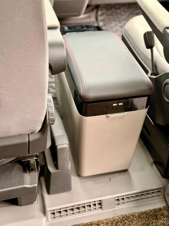 Upgrade+ "Freeze" Staufach Mittelkonsole Ablage für VW Crafter II  MAN TGE 2017+ mit Kühlfunktion, USB und Getränkehaltern + App Steuerung Grau