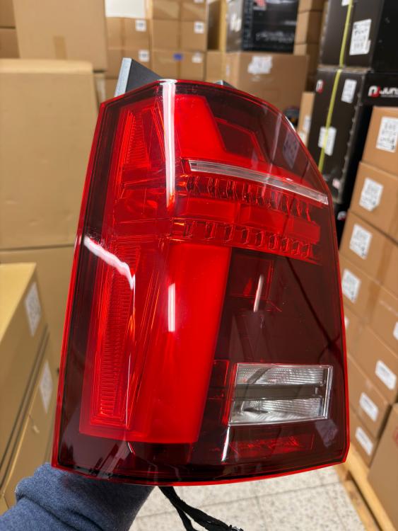 Preview: B-Ware -  Voll LED Lightbar Design Rückleuchten für VW T6.1 20+ rot/klar mit dynamischem Blinker