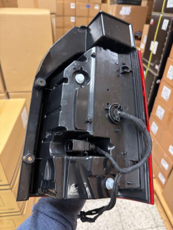 Preview: B-Ware -  Voll LED Lightbar Design Rückleuchten für VW T6.1 20+ rot/klar mit dynamischem Blinker