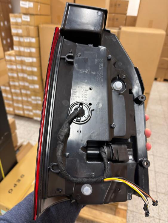 Preview: Voll LED Lightbar Design Rückleuchten für VW T6.1 20+ rot/klar mit dynamischem Blinker