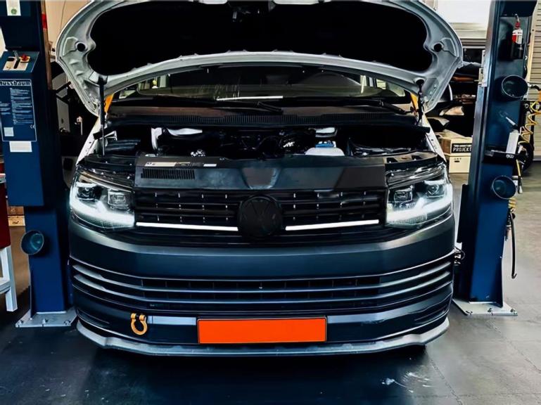 LumiFire Upgrade LED Kühlergrill Sportgrill passend für VW T6 15-19 Hochglanz-schwarz