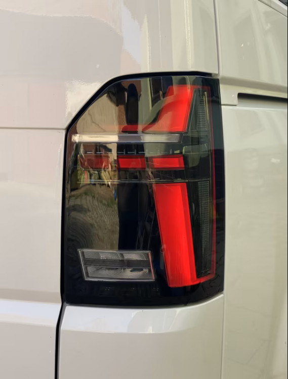 Voll-LED-Tagfahrlicht-Scheinwerfer-Set mit Welcome Funktion + Voll-LED-Lightbar-Design-Rückleuchten-Set + dynamischem LED-Blinker passend für VW T6 15-19 (Heckklappe/Halogen)