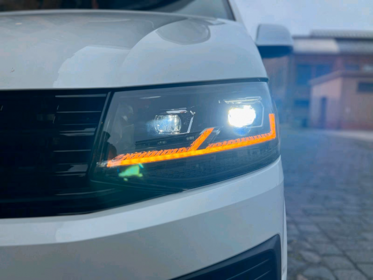 Voll-LED-Tagfahrlicht-Scheinwerfer-Set ohne Welcome Funktion + Voll-LED-Lightbar-Design-Rückleuchten-Set + dynamischem LED-Blinker passend für VW T6 15-19 (Heckklappe/Halogen)