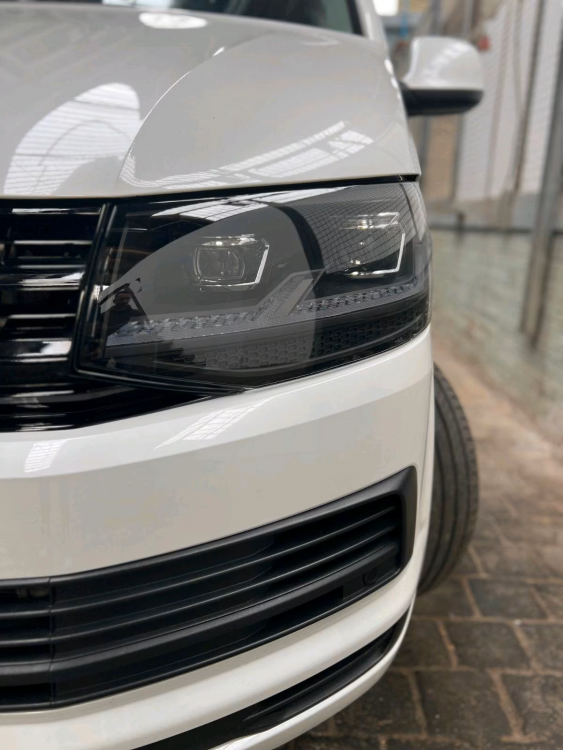Preview: Voll-LED-Tagfahrlicht-Scheinwerfer-Set ohne Welcome Funktion + Voll-LED-Lightbar-Design-Rückleuchten-Set + dynamischem LED-Blinker passend für VW T6 15-19 (Heckklappe/Halogen)