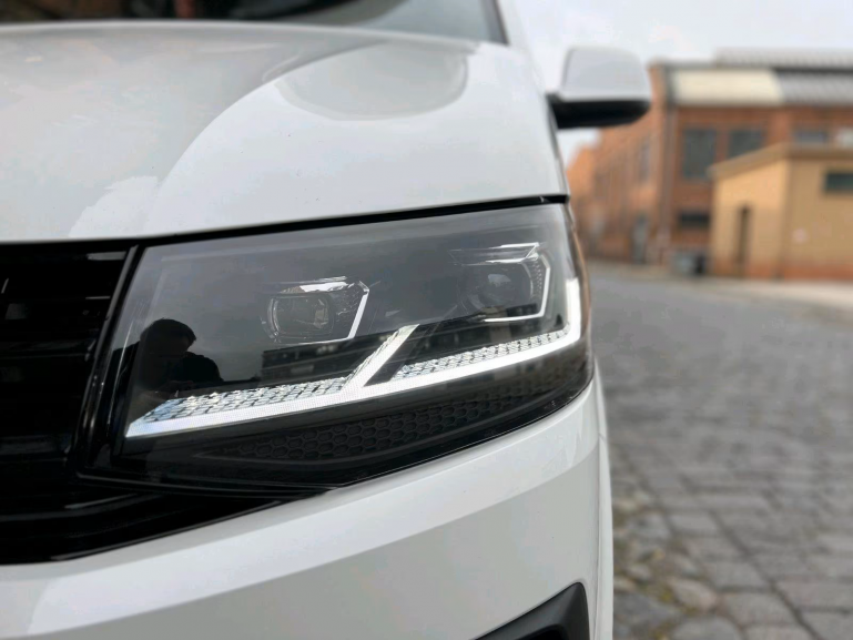 Voll-LED-Tagfahrlicht-Scheinwerfer-Set ohne Welcome Funktion + Voll-LED-Lightbar-Design-Rückleuchten-Set + dynamischem LED-Blinker passend für VW T6 15-19 (Heckklappe/LED)