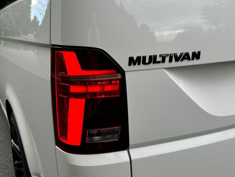 Voll-LED-"Specialized"-Black-Edition-Tagfahrlicht-Scheinwerfer-Set mit Welcome Funktion + Voll-LED-Lightbar-Design-Rückleuchten-Set + dynamischem LED-Blinker passend für VW T6 15-19 (Heckklappe/Halogen)