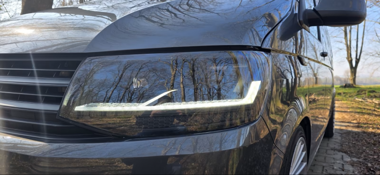 Voll-LED-"Specialized"-Black-Edition-Tagfahrlicht-Scheinwerfer-Set mit Welcome Funktion + Voll-LED-Lightbar-Design-Rückleuchten-Set + dynamischem LED-Blinker passend für VW T6 15-19 (Heckklappe/Halogen)