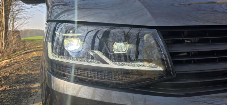 Voll-LED-"Specialized"-Black-Edition-Tagfahrlicht-Scheinwerfer-Set mit Welcome Funktion + Voll-LED-Lightbar-Design-Rückleuchten-Set + dynamischem LED-Blinker passend für VW T6 15-19 (Heckklappe/Halogen)