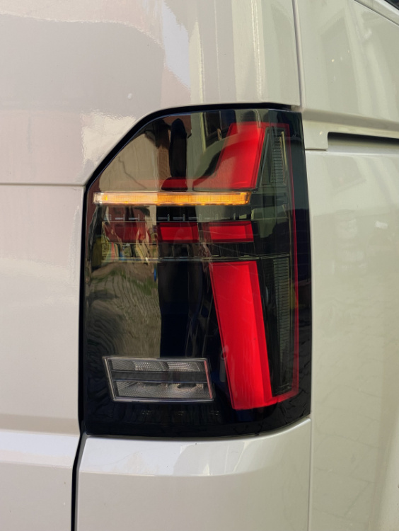 Voll LED Lightbar Design Rückleuchten für VW T6.1 ab 2019 schwarz/rauch mit dynamischen Blinker (für Heckklappe/Halogen)