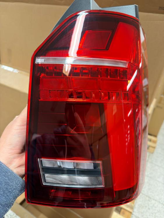 Preview: B-Ware  Voll LED Lightbar Design Rückleuchten passend für VW T6 15-19 rot/rauch mit dynamischen Blinker (für Heckklappe/Halogen)