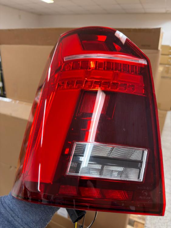 Preview: B-Ware  Voll LED Lightbar Design Rückleuchten passend für VW T6 15-19 rot/rauch mit dynamischen Blinker (für Heckklappe/Halogen)