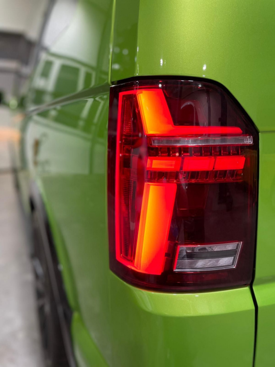 Voll LED Tagfahrlicht Scheinwerfer für VW T6 15-19 schwarz mit dynamischen LED Blinker + Voll LED Lightbar Design Rückleuchten für VW T6 15-19 rot/rauch mit dynamischen Blinker (für Heckklappe/LED)