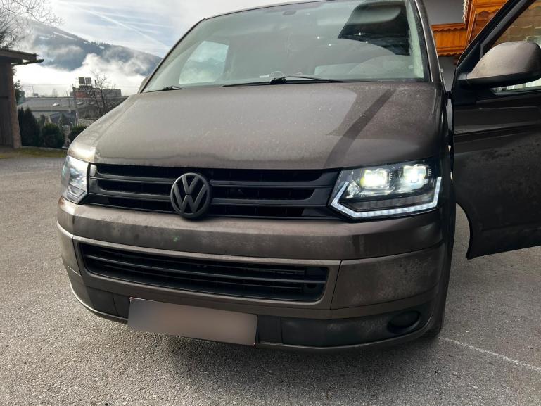 VOLL LED Tagfahrlicht Scheinwerfer schwarz mit dynamischem LED Blinker und Begrüßungsfunktion + Voll LED Lightbar Design Rückleuchten schwarz/rauch mit dynamischen Blinker + LED Seitenblinker passend für VW T5 GP (Facelift) 10-15