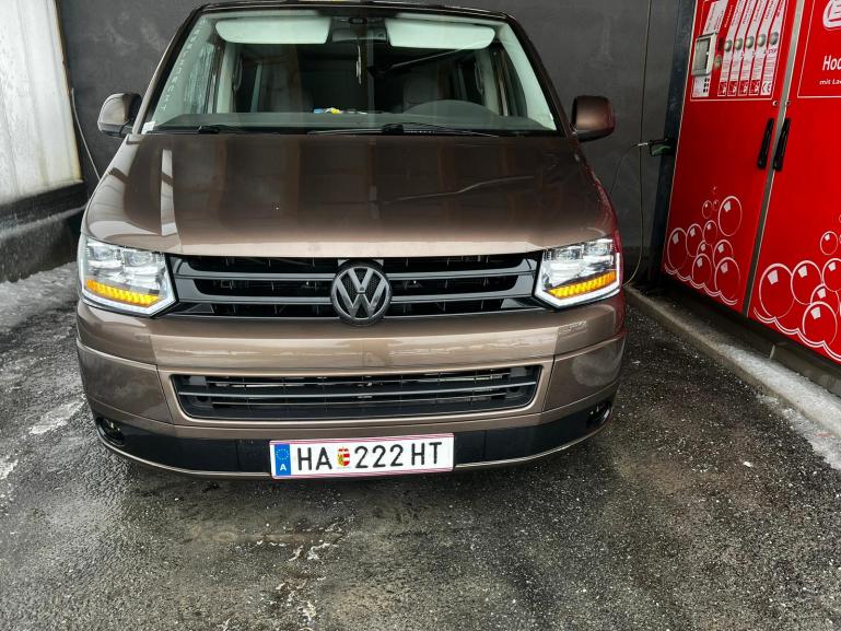 VOLL LED Tagfahrlicht Scheinwerfer schwarz mit dynamischem LED Blinker und Begrüßungsfunktion + Voll LED Lightbar Design Rückleuchten schwarz/rauch mit dynamischen Blinker + LED Seitenblinker passend für VW T5 GP (Facelift) 10-15