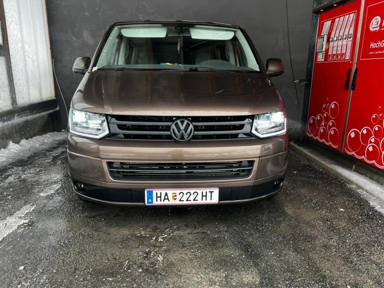 VOLL LED Tagfahrlicht Scheinwerfer schwarz mit dynamischem LED Blinker und Begrüßungsfunktion + Voll LED Lightbar Design Rückleuchten schwarz/rauch mit dynamischen Blinker + LED Seitenblinker passend für VW T5 GP (Facelift) 10-15